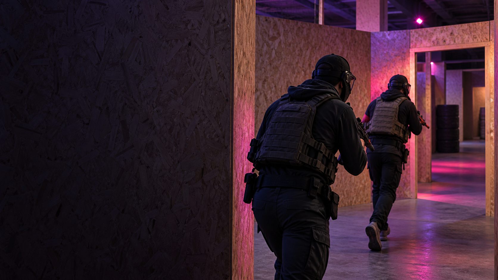 Airsoft játékosok a West Gate beltéri CQB-pályáján