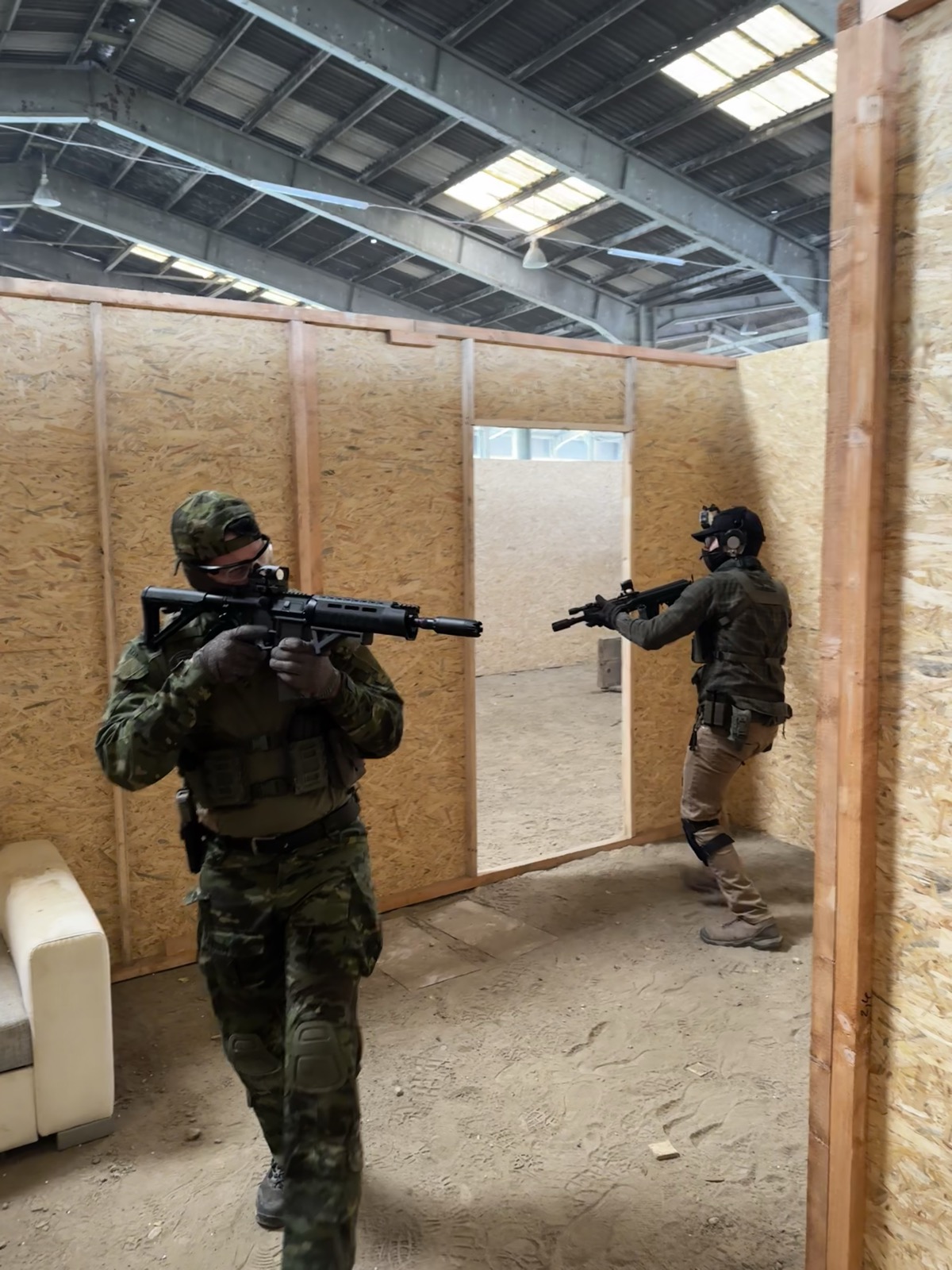 Beltéri CQB-játék a West Gate pályán